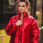 Заказать женскую короткую красную куртку-пуховик теплую оптом Украина
