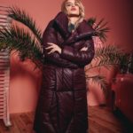 Купити зимовий жіноче фіолетове пальто-пуховик з плащової тканини оптом