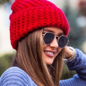 Недорогая зимняя вязаная шапка женская красного цвета