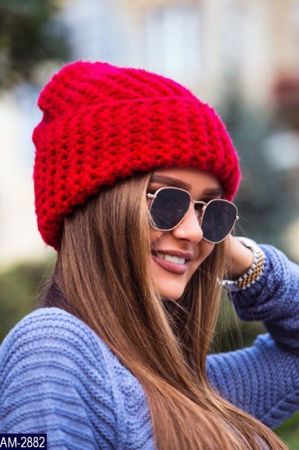 Недорогая зимняя вязаная шапка женская красного цвета