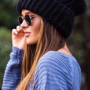 Теплая темно-синяя женская зимняя вязаная шапка купить