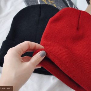 Купити в'язану жіночу подовжену шапку бомжатку з акрилу чорного кольору оптом Україна