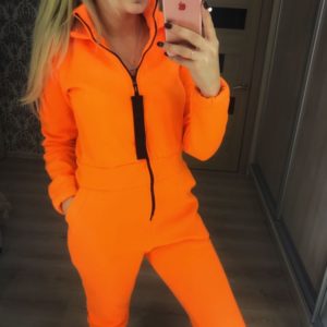 Купить в интернет-магазине женский комбинезон на молнии с лентой оранжевого цвета