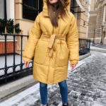 Купить в интернет-магазине женское пальто на синтипухе с поясом цвета горчицы дешево