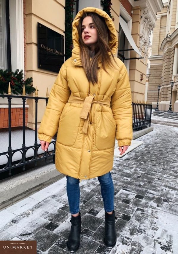 Купить в интернет-магазине женское пальто на синтипухе с поясом цвета горчицы дешево