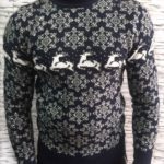 Заказать мужской свитер теплый с оленями и отворотом в подарок темно-синего цвета недорого