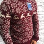 Заказать мужской свитер зимний с оленями бордового цвета дешево