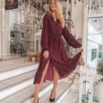 Замовити жіноче плаття в горошок з розрізом бордового кольору оптом Україна
