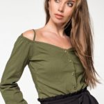 Купить женская блузка с открытыми плечами на бретелях зелёного цвета