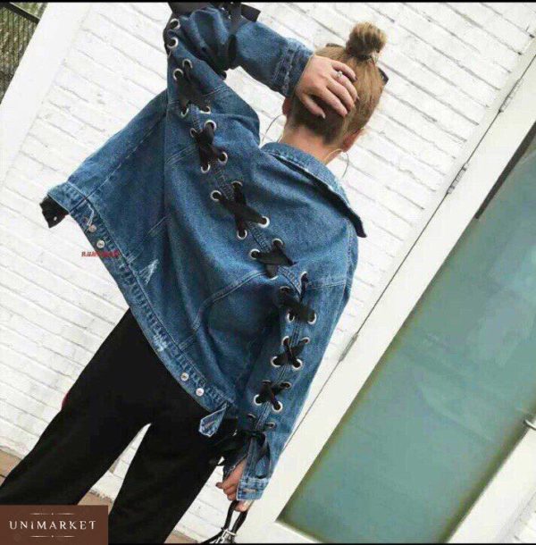 Придбати недорого жіночу джинсову куртку вільного крою з атласною стрічкою синього кольору дешево