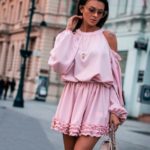 Купить в интернет-магазине женское платье с мини рюшами и открытыми плечами розового цвета недорого
