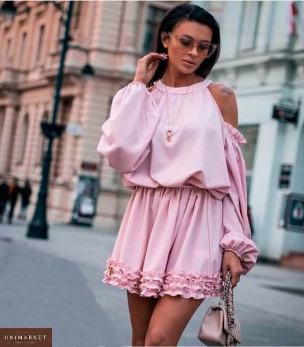 Купити в інтернет-магазині жіночу сукню з міні рюшами і відкритими плечима рожевого кольору недорого