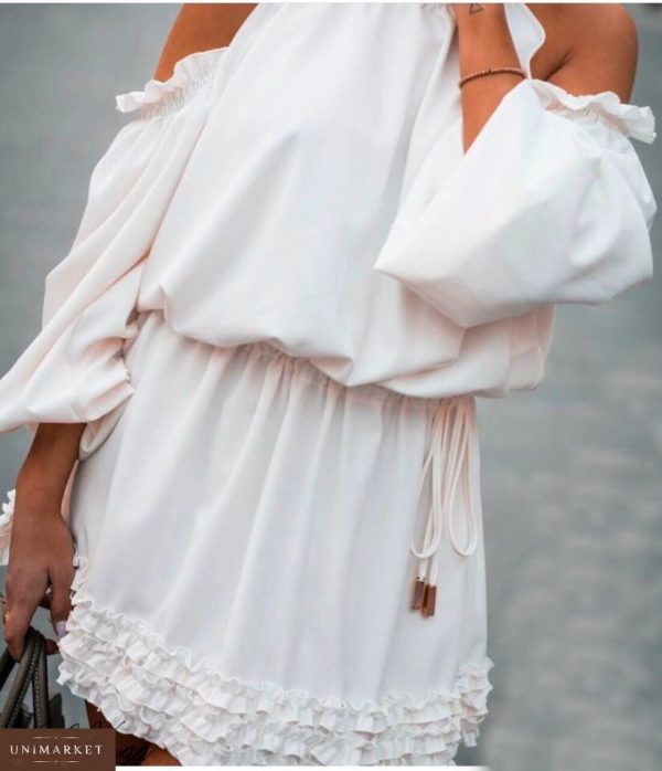Замовити недорого сукня жіноча з міні рюшами білого кольору і відкритими плечима в подарунок