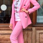 Придбати в інтернет-магазині жіночий піджак вільного крою на підкладці з брюками рожевого кольору дешево