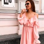 Придбати дешево жіноче з креп-шифону плаття з відкритими плечима і оборками персикового кольору оптом Україна