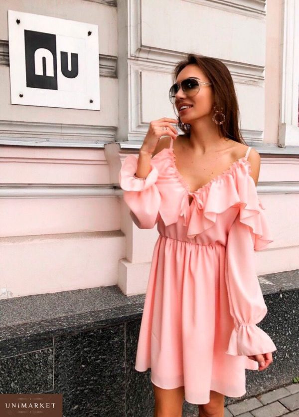 Приобрести дешево женское из креп-шифона платье с открытыми плечами и оборками персикового цвета оптом Украина
