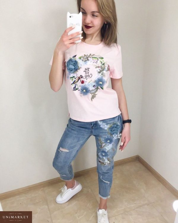 Купить в интернет-магазине летний женский костюм с надписью из коттона: джинсы + футболка розовый верх недорого