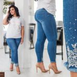 Замовити недорого жіночі джинси з вишивкою стрейч і стразами по низу блакитного кольору великих розмірів в подарунок