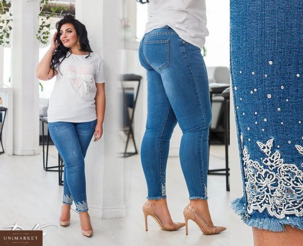 Заказать недорого женские джинсы с вышивкой стрейч и стразами по низу голубого цвета больших размеров в подарок