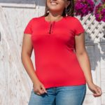 Заказать в подарок женскую футболку декор металлические скобы цвет красный больших размеров оптом Украина