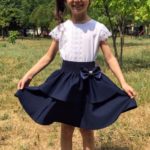 Приобрести недорого юбку детскую школьную двухслойная клеш на резинке с бантом синего цвета оптом Украина