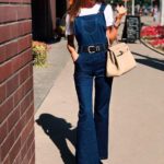 Заказать в подарок женский комбинезон из плотного джинса с карманами синего цвета оптом Украина