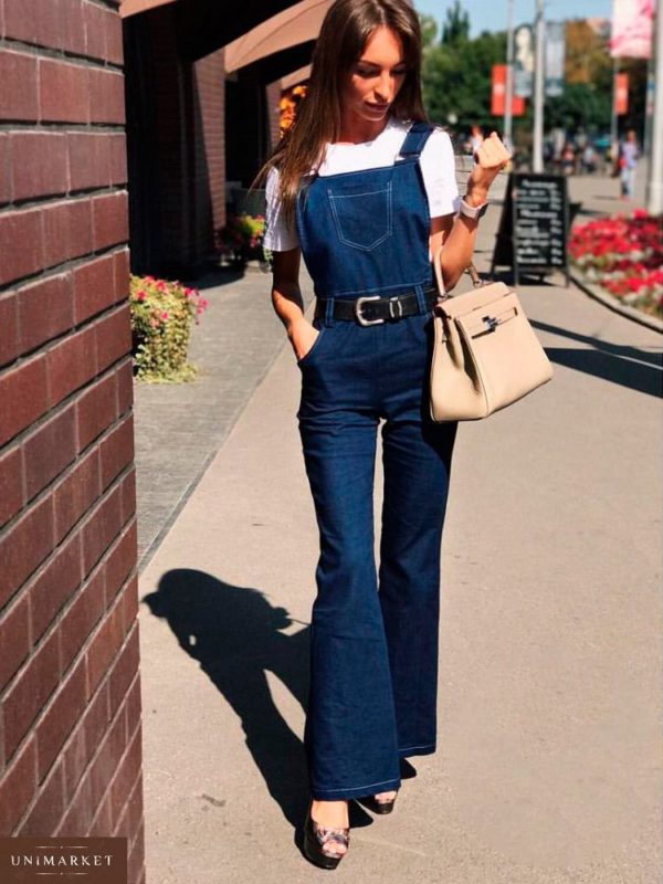 Замовити в подарунок жіночий комбінезон з щільного джинса з кишенями синього кольору оптом Україна