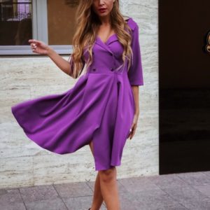 Купить в интернет-магазине женское платье с пуговицами на запах и карманами цвета фиолетового недорого