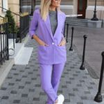 Придбати в інтернет-магазині жіночий брючний діловий костюм з кишенями на гудзику фіолетового кольору дешево