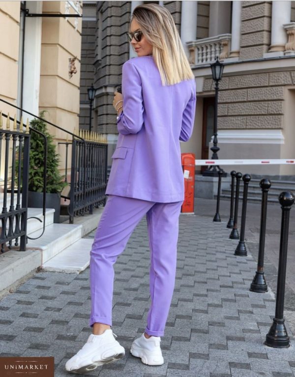Замовити в подарунок жіночий діловий брючний костюм на гудзику з кишенями кольору фіолет оптом Україна