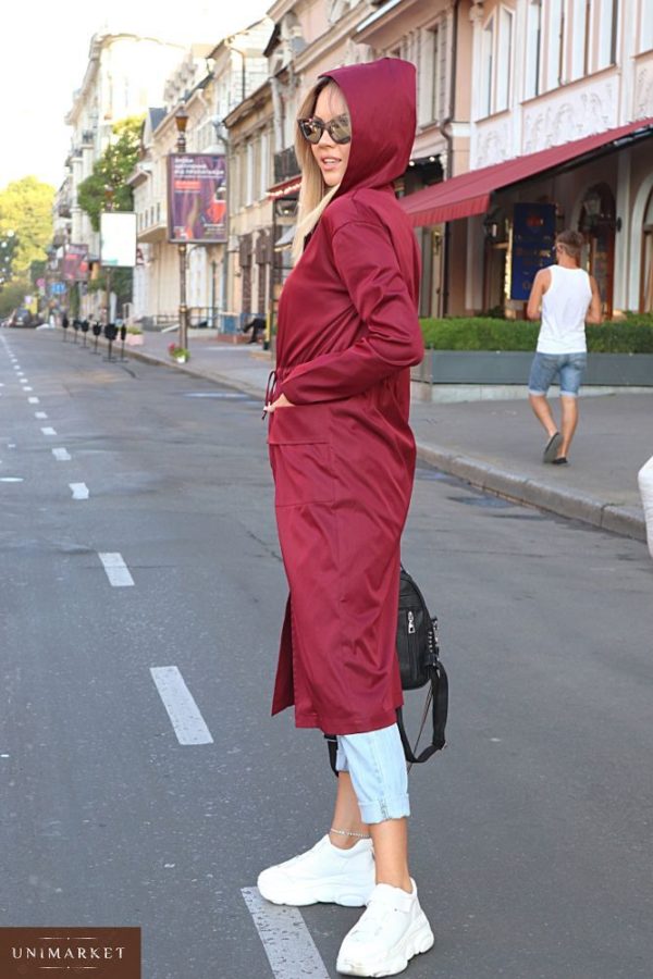 Приобрести в интернет-магазине женский плащ длинный с капюшоном и карманами бордового цвета дешево