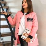 Замовити в подарунок жіночу куртку на осінь на кнопках з плащової тканини канада кольору рожевого оптом Україна