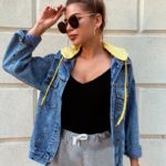 Приобрести в интернет-магазине женскую куртку джинсовую с капюшоном и принтом на спине желтого цвета дешево