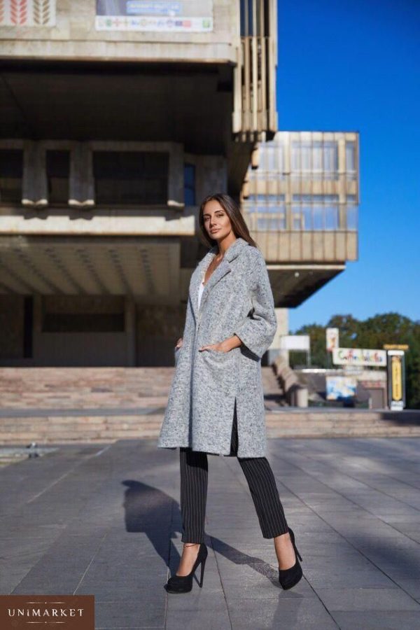 Заказать в подарок женское пальто из валяной шерсти с разрезом светло-серого цвета оптом Украина