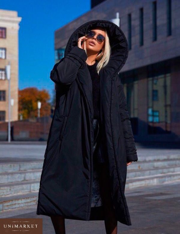 Замовити в подарунок жіноче пальто з плащової тканини з капюшоном на кнопках чорного кольору оптом Україна