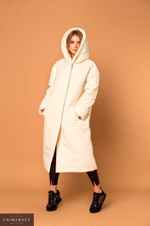 Придбати жіночу пальто з капюшоном на кнопках з плащової тканини світло-бежевого кольору в Україні