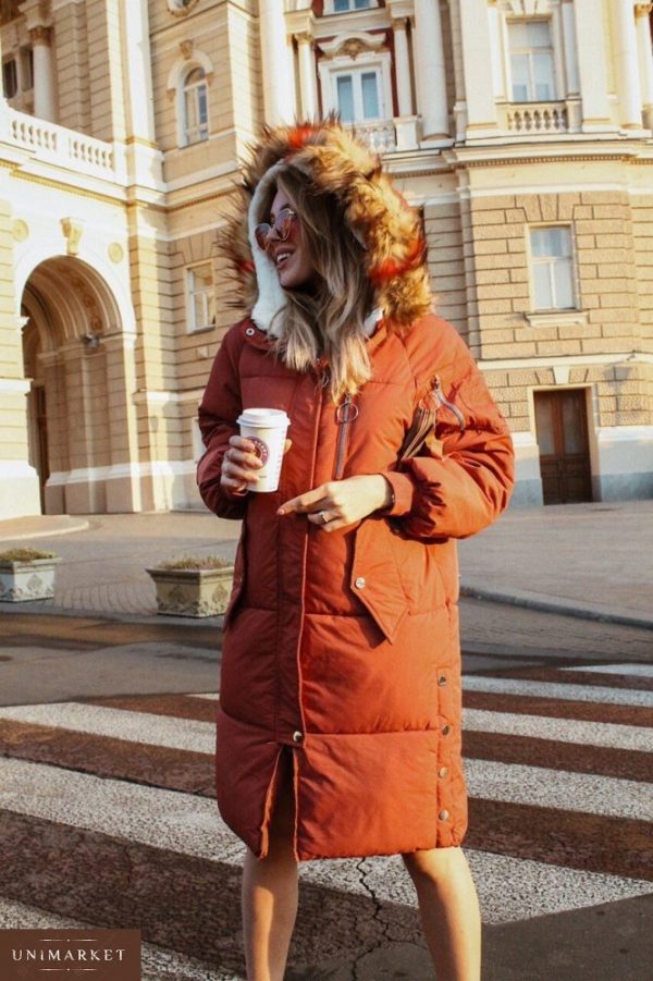 Замовити в подарунок жіночу зимову куртку - пуховик на синтепоні з капюшоном оранжевого кольору оптом Україна