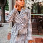 Замовити в подарунок жіночу вовняне пальто в клітку з поясом оптом Україна