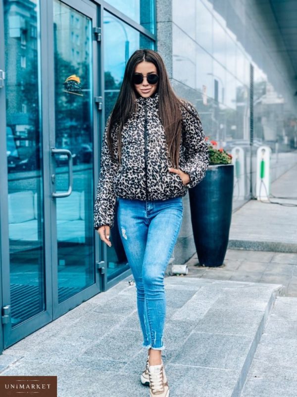 Заказать в подарок женскую короткую демисезонную куртку дутую из плотной плащевки леопардового цвета оптом Украина