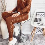 Приобрести в интернет-магазине женский костюм прогулочный vuitton louis коричневого цвета дешево