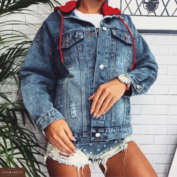 Приобрести в интернет-магазине женскую джинсовую голубую куртку с принтом на спине и капюшоном красным дешево