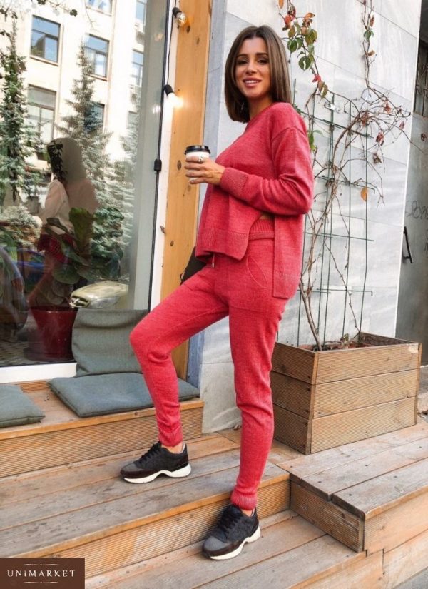 Замовити в подарунок жіночий прогулянковий костюм з вирізом червоного кольору оптом Україна