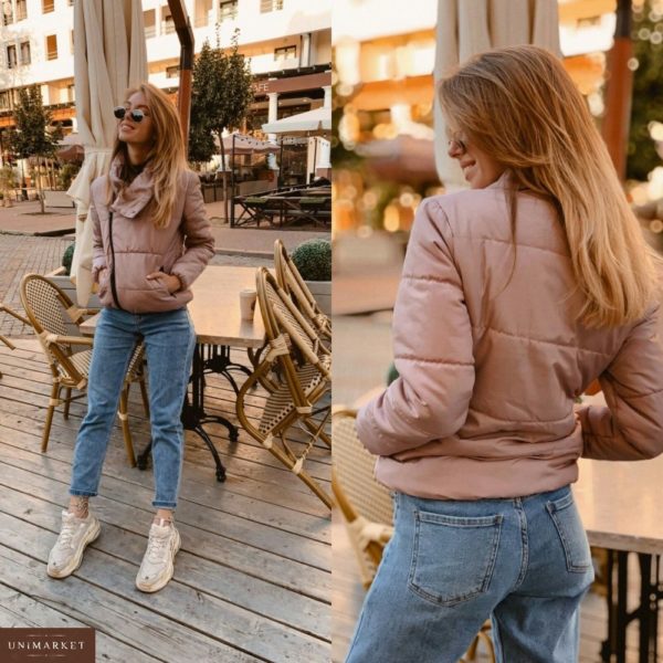 Заказать в подарок женскую короткую курточку с высоким воротником на кнопке розового цвета оптом Украина