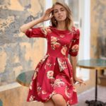 Замовити в подарунок жіночу сукню з костюмкі з квітковим принтом червоного кольору оптом Україна