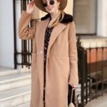 Замовити в подарунок жіночу пряме світло-коричневе пальто в рубчик оптом Україна