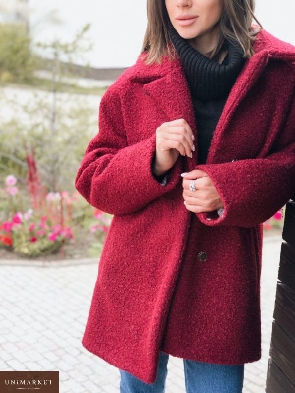 Купить в интернет-магазине зимнее женское короткое пальто теплое из букле на синтепухе цвета бордового недорого