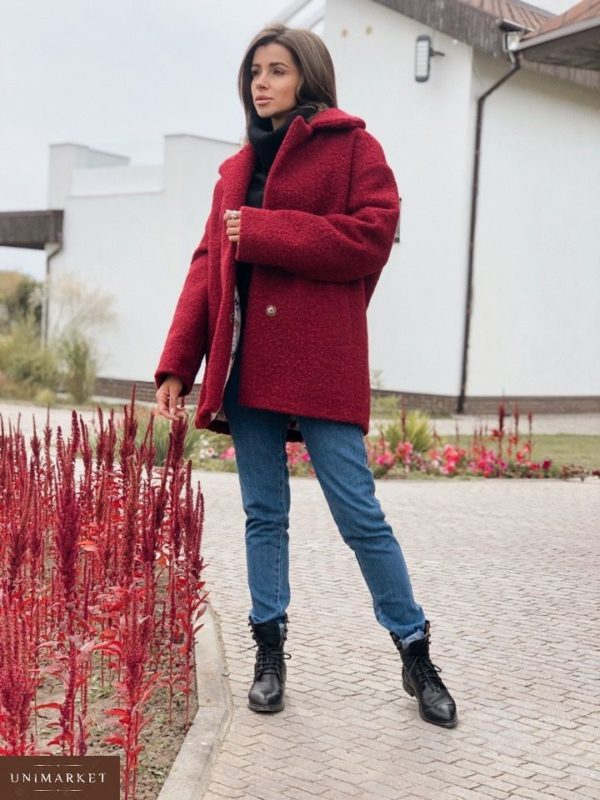 Приобрести дешево женское зимнее короткое теплое пальто на синтепухе из букле бордового цвета оптом Украина