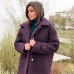 Купити оптом жіночу теплу зимову коротке пальто з букле на синтепуха сливового кольору в подарунок