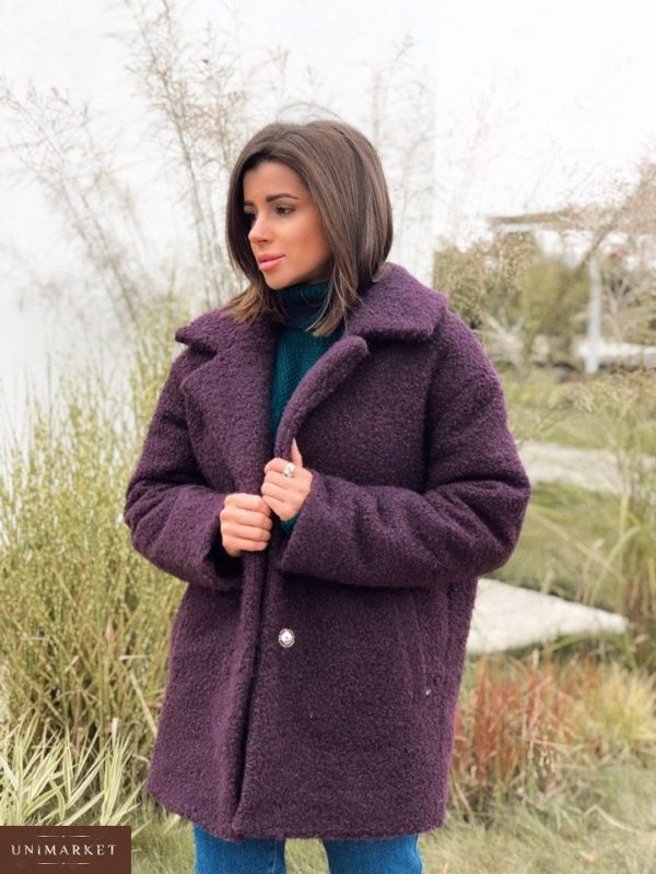 Купить оптом женское теплое зимнее короткое пальто из букле на синтепухе сливового цвета в подарок
