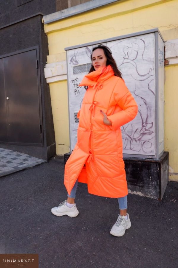Купить оптом женское пальто из плащевки принтованый нейлон на подкладке оранжевого цвета в подарок